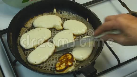 在煎锅里用面糊烤饼视频的预览图