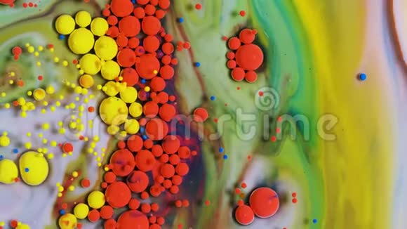 流体艺术油漆会产生抽象的漩涡视频的预览图