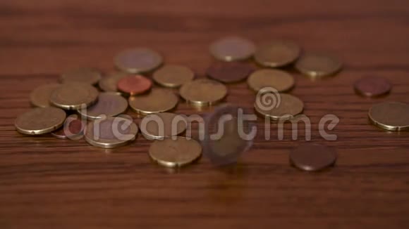 欧元硬币在桌子上视频的预览图