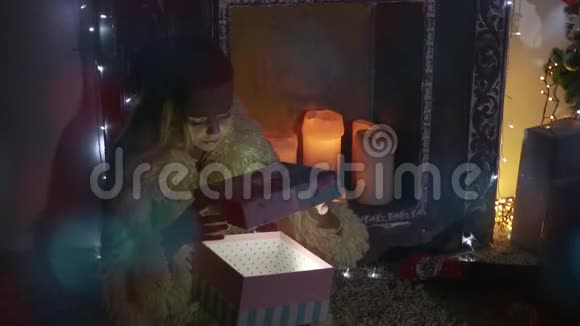 美丽的女孩打开圣诞礼物盒与奇迹灯意外的女人得到了魔法礼物视频的预览图