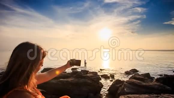 金发女孩在日落时将相机移动到太阳路径视频的预览图