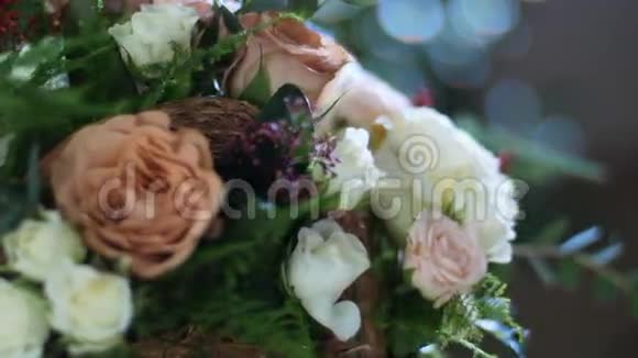 特写花束在光线下旋转由玫瑰卡布奇诺雪花玫瑰玫瑰雅娜奶油组成视频的预览图