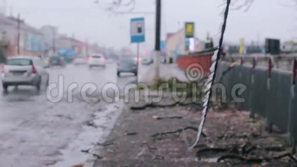 街上的冰暴摧毁了电线杆视频的预览图