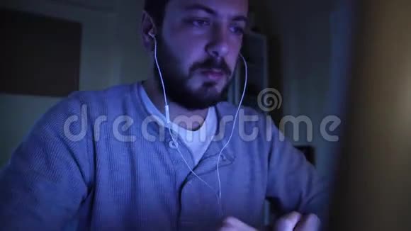 一个人用电脑听音乐视频的预览图