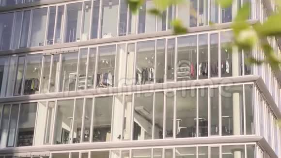 带有玻璃立面的现代办公大楼视频的预览图