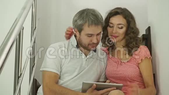 已婚夫妇在平板电脑上上网视频的预览图