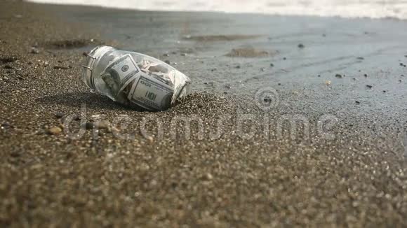 一个玻璃罐里面有纸币背景是海浪在海上或海上度假时累积储蓄视频的预览图