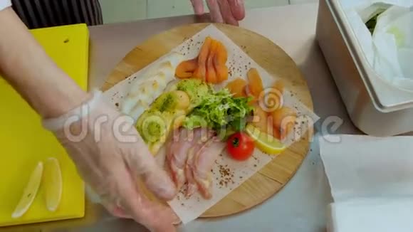 肉和蔬菜的美味搭配和木盘上的烤面包视频的预览图