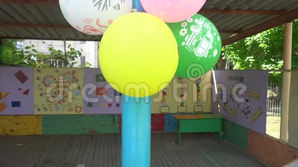 幼儿园气球和其他装饰的阳台设计美观视频的预览图