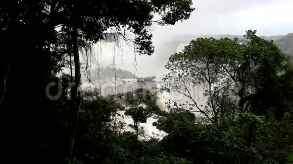 伊瓜苏瀑布人行道视频的预览图