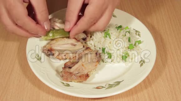 人类用米饭制作鸡翅上的菜肴视频的预览图