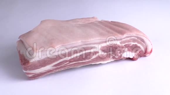 白色背景下的猪肉肚视频的预览图