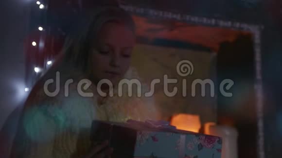 美丽的女孩打开圣诞礼物盒与奇迹灯意外的女人得到了魔法礼物视频的预览图