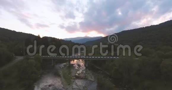 空中观景喀尔巴阡山脉小城桥视频的预览图