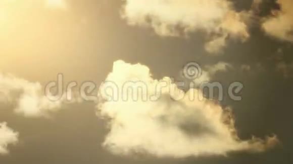 阳光下的乌云视频的预览图