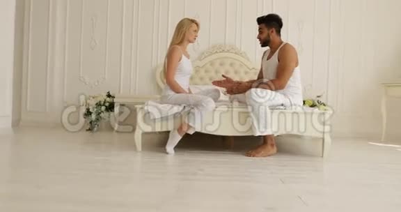 夫妻关系问题打架冲突坐在床上争吵不开心女人打男人负面情绪视频的预览图