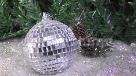 新年镜球背景上装饰着圣诞树的花环视频的预览图