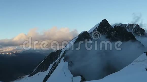 观到门苏冰川贝鲁卡山区阿尔泰俄罗斯视频的预览图