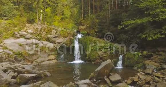 喀尔巴阡山脉的瀑布视频的预览图