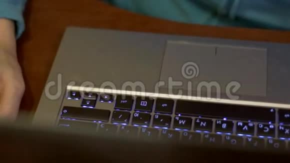 一个人在他的笔记本电脑上工作点击电脑鼠标视频的预览图