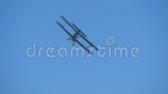 老式两个螺旋桨飞机在空中飞行双翼螺旋桨飞机在蓝天上空飞行视频的预览图