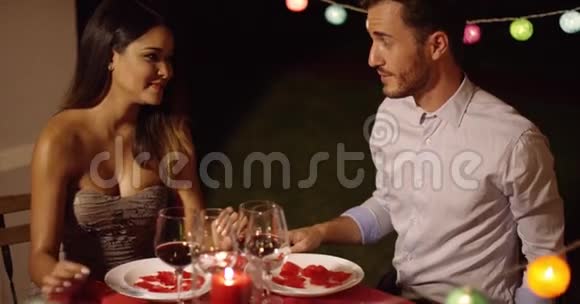 浪漫的年轻人赠送情人节礼物视频的预览图