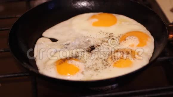 煎蛋鸡蛋和西红柿煎锅欧米茄薄荷多莉丸极致特写特写幻灯片视频的预览图