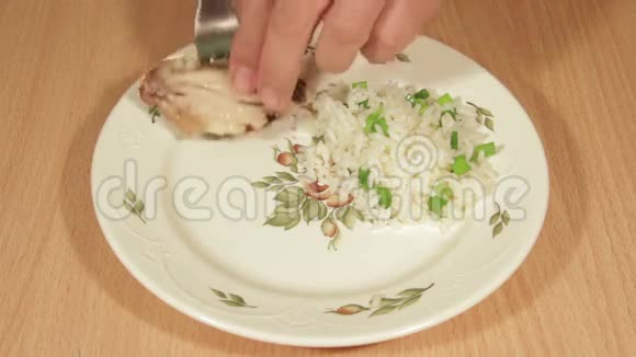 人类用米饭制作鸡翅上的菜肴视频的预览图