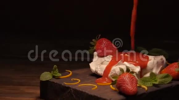 木制背景上有草莓的帕夫洛娃蛋糕视频的预览图