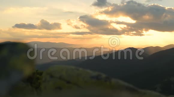 日落高山高山松风视频的预览图