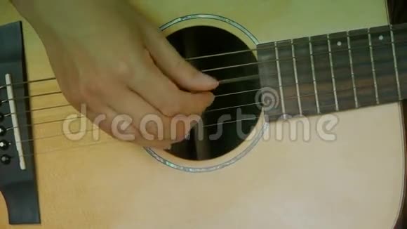 弹吉他的人视频的预览图