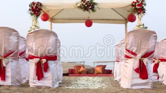 婚礼装饰的帐篷观众席海洋沙岸的玫瑰花瓣视频的预览图