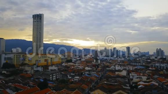 红瓦屋顶历史上的乔治敦城和Komtar塔在槟城岛马来西亚日落鸟瞰图视频的预览图