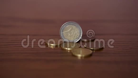 欧元硬币在桌子上视频的预览图