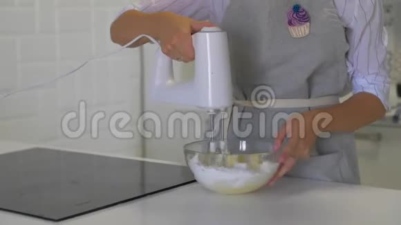 为蛋糕做奶油的过程糕点厨师正在用搅拌机敲打奶油视频的预览图