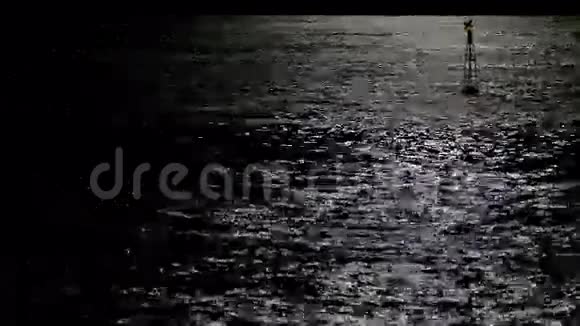 月光下的海面反射着一个明亮的浮标视频的预览图