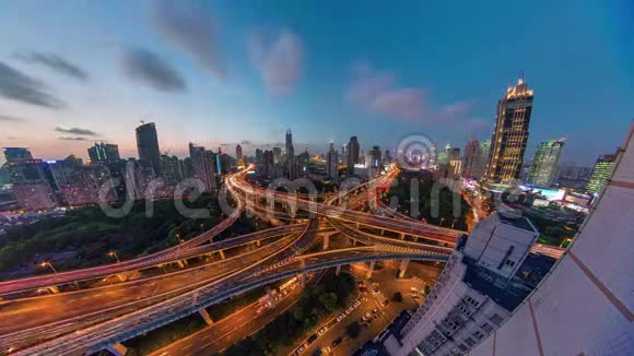 夜间上海交通路交叉口顶顶全景4k时间流逝中国视频的预览图