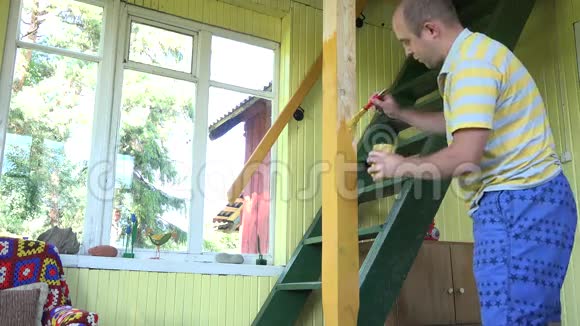 人在楼梯至阁楼附近油漆黄色木柱4K视频的预览图