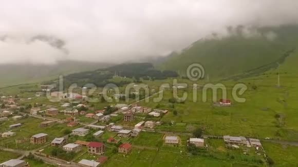 鸟瞰小村庄KazbegiStepantsminda村视频的预览图
