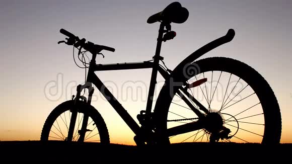 穿过自行车欣赏日落视频的预览图