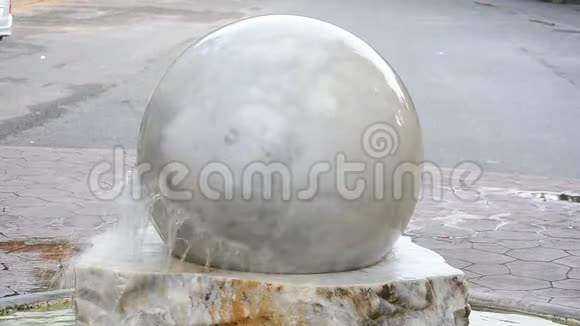 以喷泉为装饰元素的大型浮球大理石视频的预览图