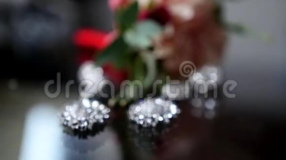 餐桌上的婚礼配饰视频的预览图