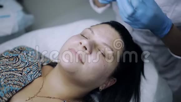 美容师在美容院修眉视频的预览图