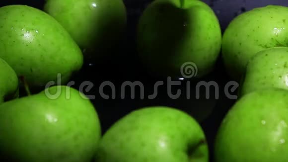 绿色苹果落水超级慢镜头视频的预览图