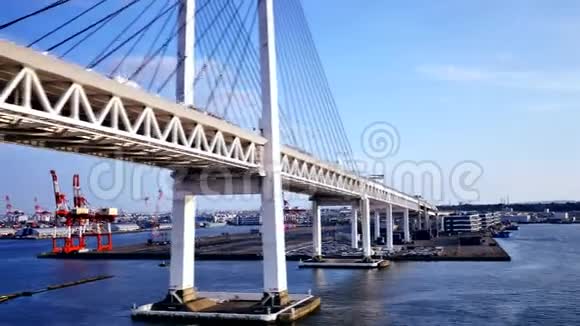 拍摄繁忙的日本横滨大桥导船港区轻型房屋视频的预览图