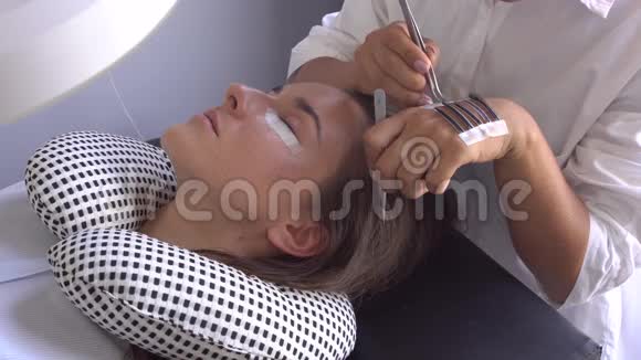 专业大师制作长睫毛伸出一对镊子美容工作室的睫毛延伸视频的预览图