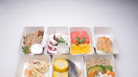 健康食品配送理念白色桌子上的天然有机健身营养视频的预览图