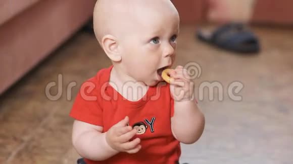 可爱的小男孩吃儿童饼干视频的预览图