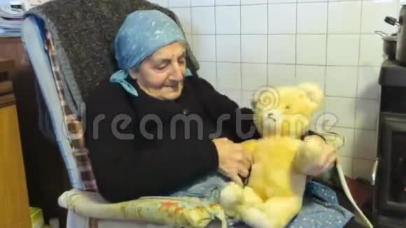 奶奶和木偶视频的预览图