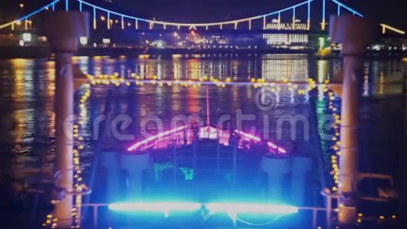 夜晚城市的明亮灯光反射在河景上来自派对船视频的预览图